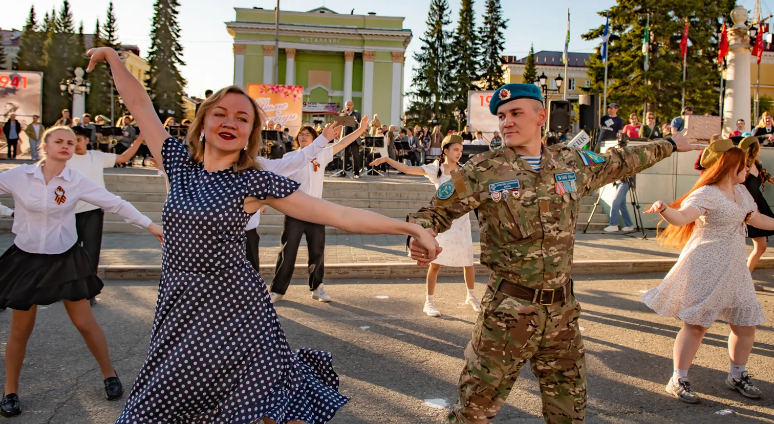 Поющий и цветущий май