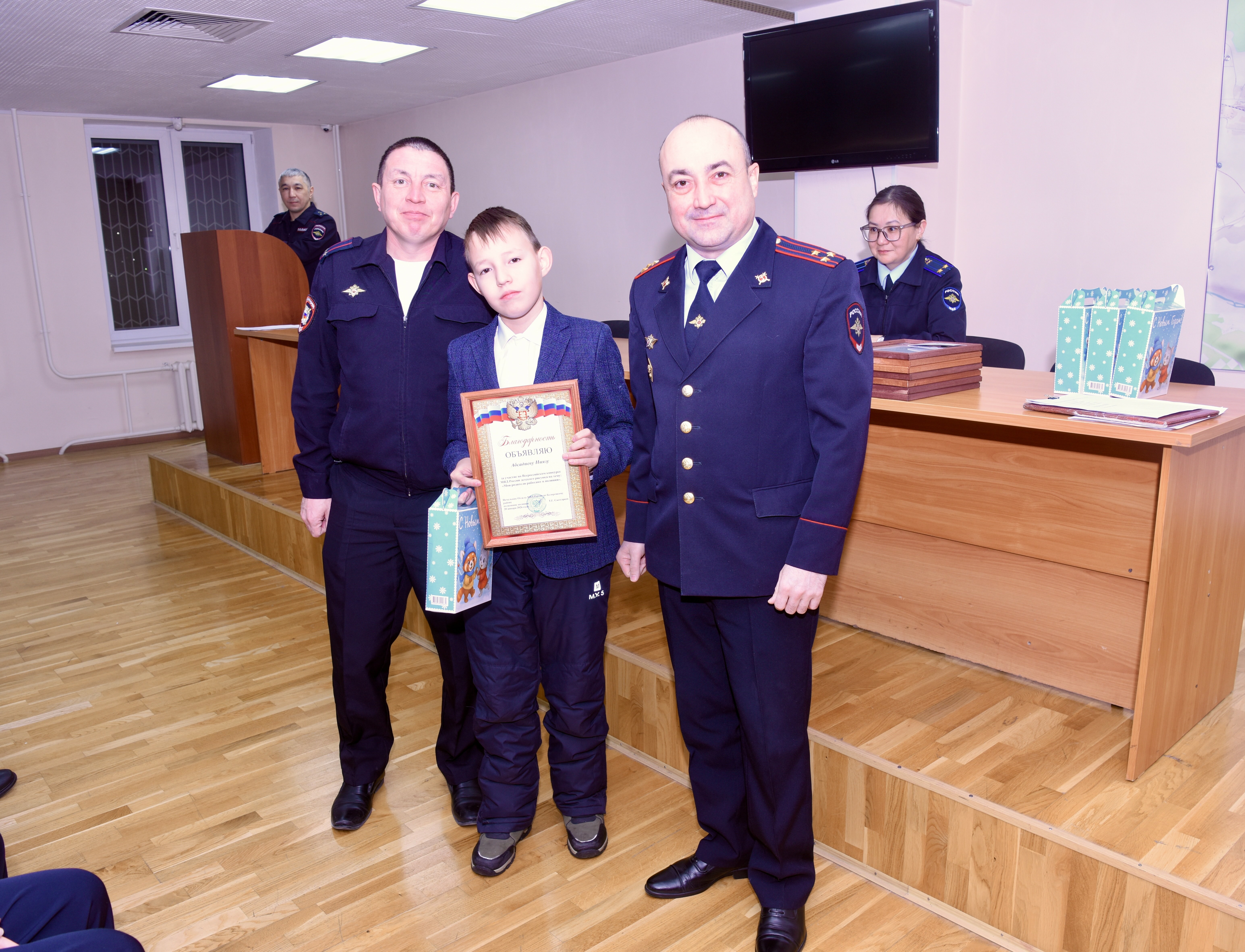 Мои родители работают в полиции