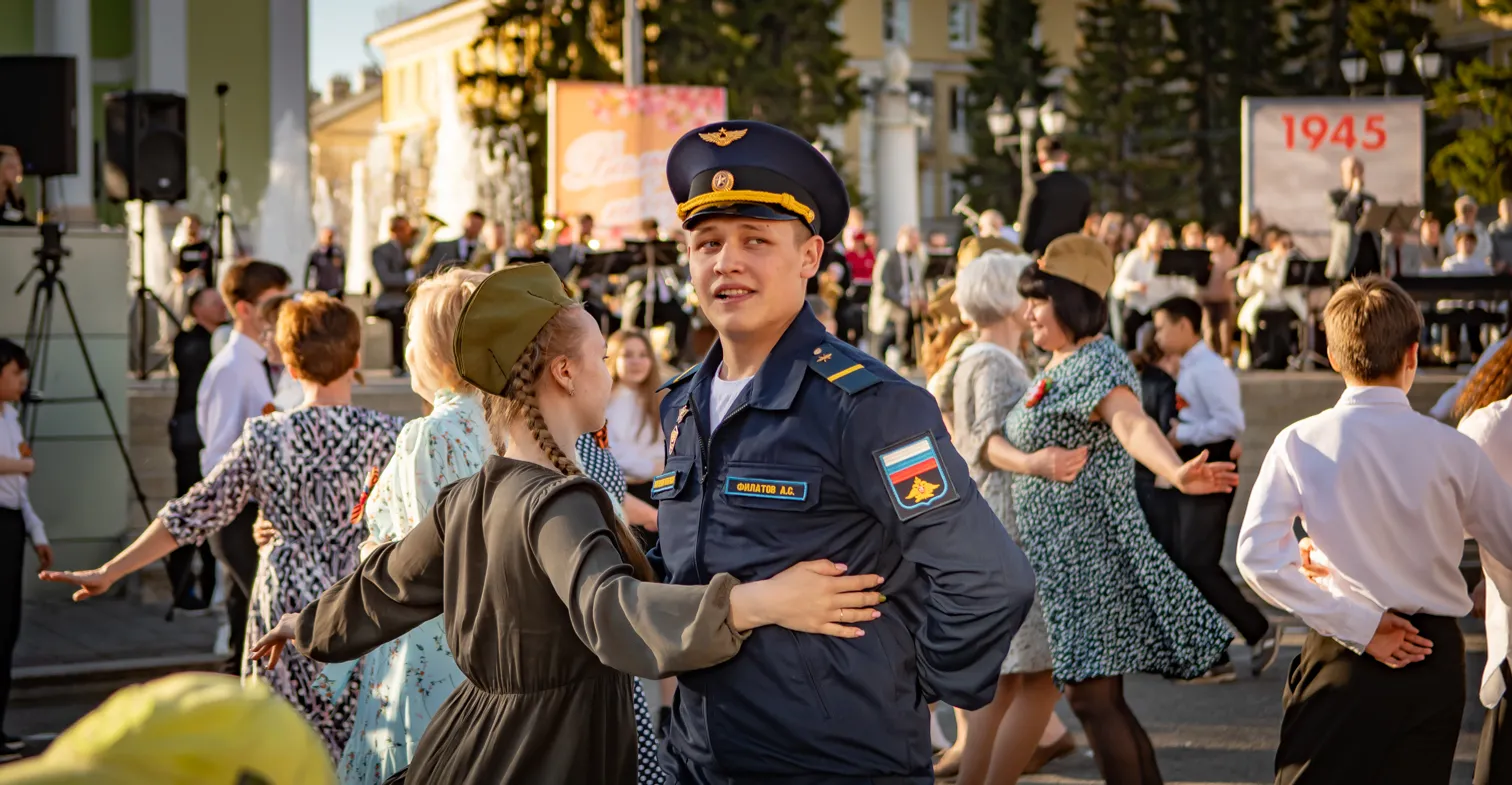 Поющий и цветущий май